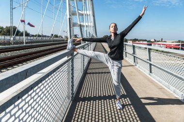 Genç okul ya da üniversite öğrencisi açık havada egzersiz yapan genç kızların sabah rutinine uyuyor. Çalışmadan önce sağlıklı yaşam için spor yapan bir kadın sporcuydu..