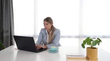 Sinir bozucu rahatsız kadın tarafından bilgisayar problem, karışık rahatsız işkadını laptop gürültüyle çarpmak, kötü haber video web, online veya iğrenç hakkında kızgın hissediyor öğrenci kırık pc seyir vurguladı