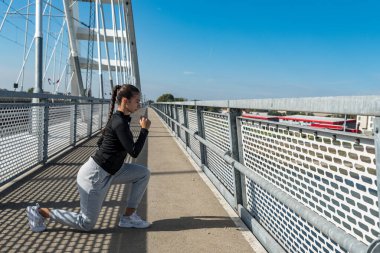 Genç okul ya da üniversite öğrencisi açık havada egzersiz yapan genç kızların sabah rutinine uyuyor. Çalışmadan önce sağlıklı yaşam için spor yapan bir kadın sporcuydu..