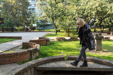 Genç, güzel, güçlü, bağımsız, asi, sarışın bir kadın. Punk müzik ve tarz hayranı pozu. Kendine güvenen Punk-Rock gençlik kültürü sokak tarzı kavramı.