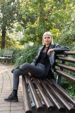 Genç, güzel, güçlü, bağımsız, asi, sarışın bir kadın. Punk müzik ve tarz hayranı pozu. Kendine güvenen Punk-Rock gençlik kültürü sokak tarzı kavramı.