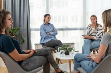 Bir grup kadın soygun, şiddet, aldatma ve diğer kötü ve olumsuz deneyimler ve terapistlerin sorunları hakkında konuştuğu grup psikoterapisi.