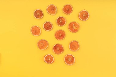 Sarı arka planda kurutulmuş turuncu.