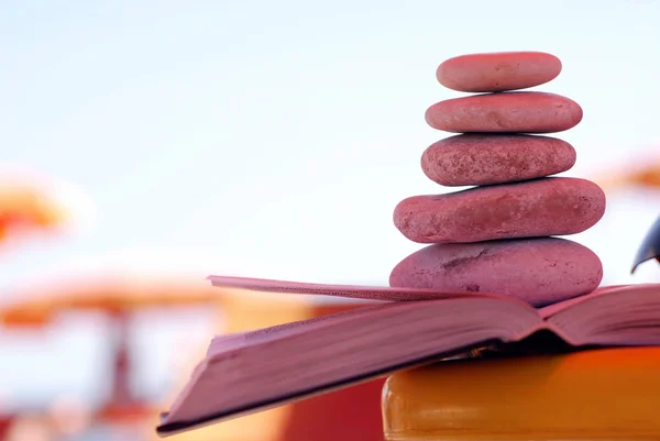 Piedras pila en el libro . —  Fotos de Stock