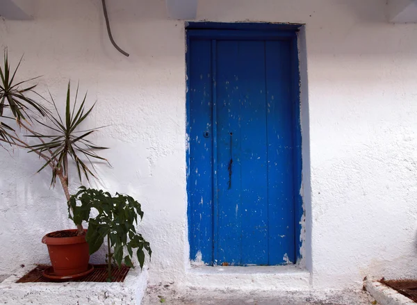 Antigua puerta azul en Grecia —  Fotos de Stock