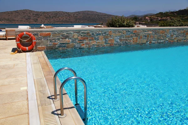 Patio a resort bazén s výhledem na Středozemní moře — Stock fotografie