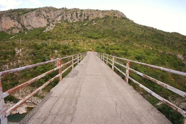 Berg brug — Stockfoto