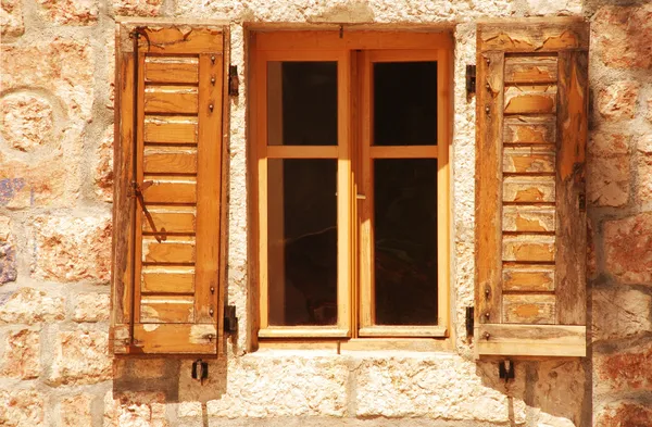 Altes Fenster mit Holzverschlag — Stockfoto