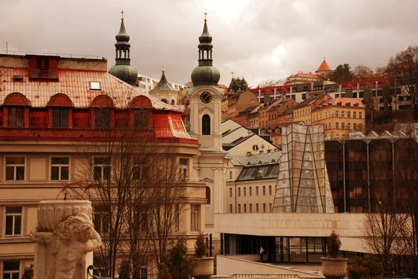 Panoráma města s kostelem Saint Marie Magdaléna (Karlovy Vary) — Stock fotografie