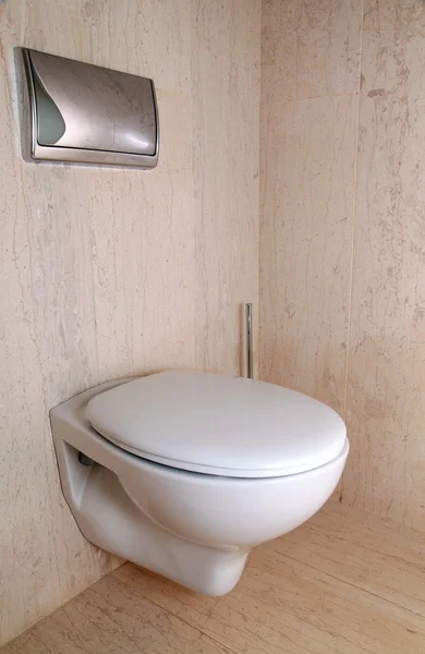 Современный белый туалет в роскошной мраморной ванной комнате — стоковое фото