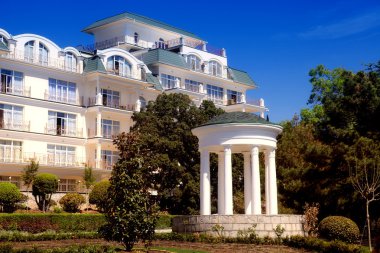 Beyaz klasik gazebo ve yaz hotel resort