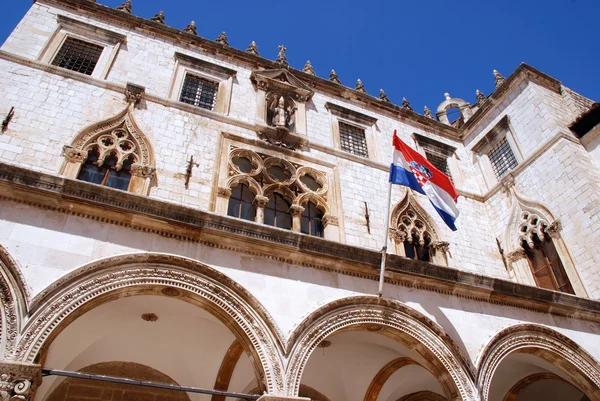 Sponza Palace (Dubrovnic) com bandeira da Croácia . — Fotografia de Stock