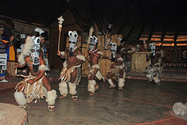 Зулу танцюристи в ритуальних костюми (Південно-Африканська Республіка) — стокове фото
