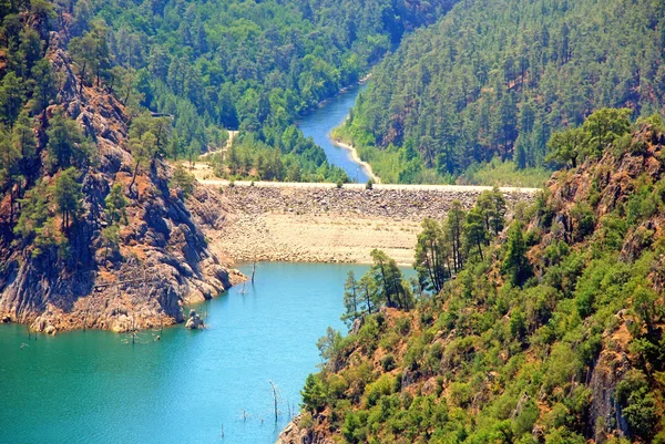 Dam w rzece (Turcja) — Zdjęcie stockowe