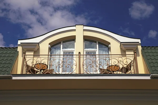 Balkong i vindsvåningen lyx herrgård. — Stockfoto