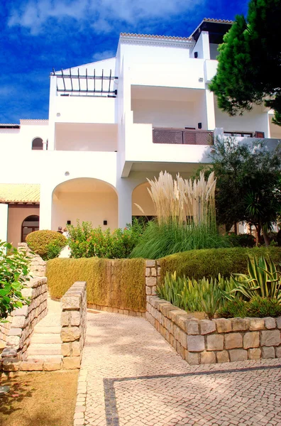 Hotel blanco, plantas verdes y cielo azul — Foto de Stock