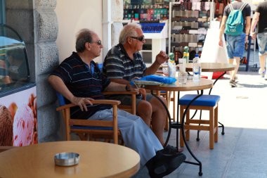 Açık kafe (Yunanistan oturan iki erkekler)