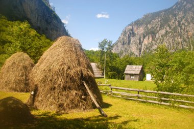 Dağ köyü ve haystacks (Karadağ)