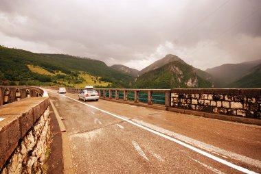 Köprüyü geçtikten tara nehir, durmitor Milli Parkı, mon üzerinde araba