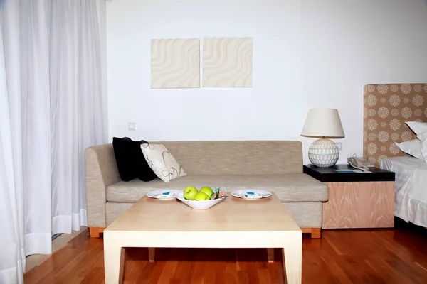 Sofá moderno y mesa en la habitación del hotel — Foto de Stock