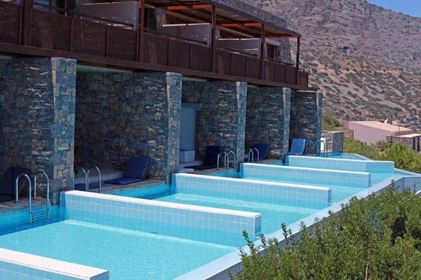 Özel yüzme havuzları sıra ile yaz resort — Stok fotoğraf