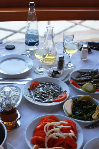 Grieks eten in traditionele taverne (Kreta, Griekenland) — Stockfoto