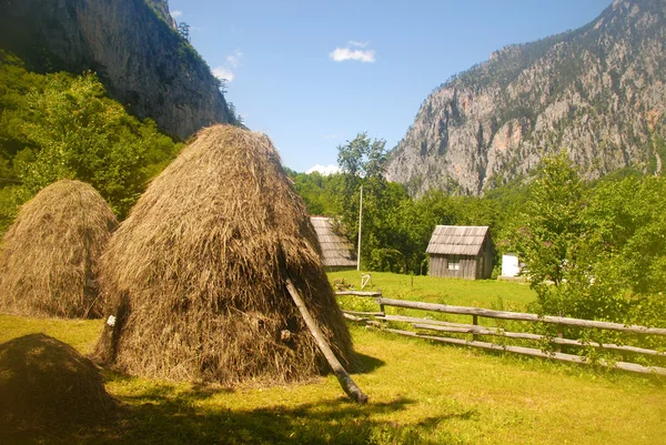 Dağ köyü ve haystacks (Karadağ) — Stok fotoğraf