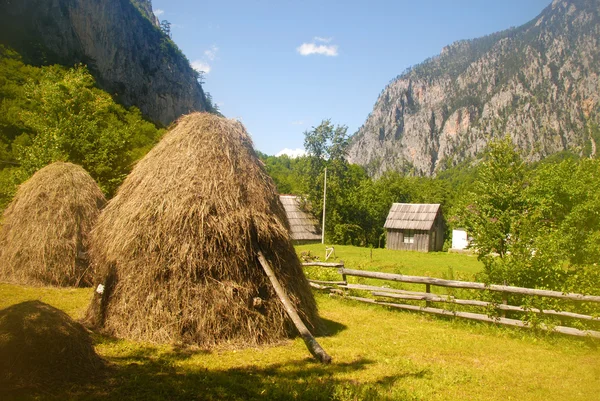 Aldeia de montanha e palheiros (Montenegro ) — Fotografia de Stock