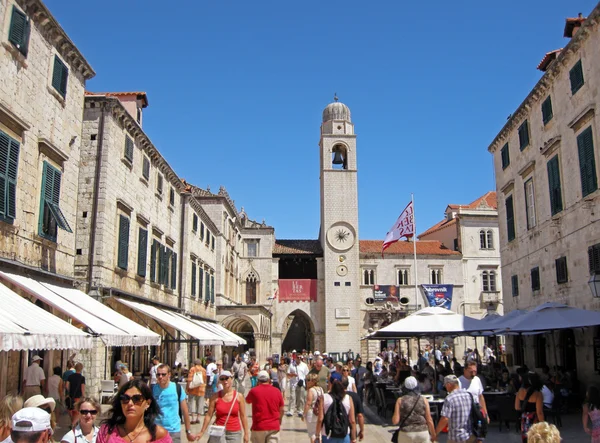 Touristes sur la rue Stradun à Dubrovnik, Croatie — Photo