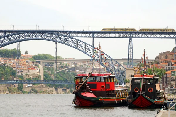 Ναυτικά σκάφη σε ποταμού douro (porto, Πορτογαλία) — Φωτογραφία Αρχείου