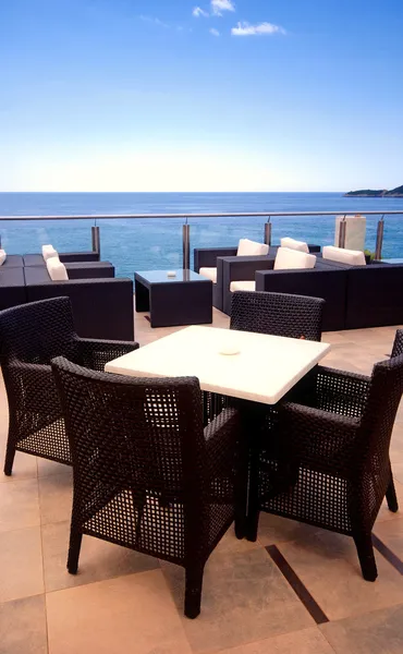 Poltrone in rattan sulla terrazza — Foto Stock