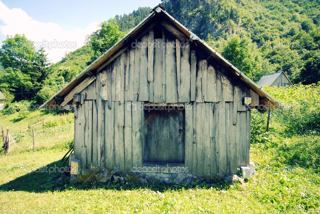 Fotos de Granero abandonado en el campo de montaña