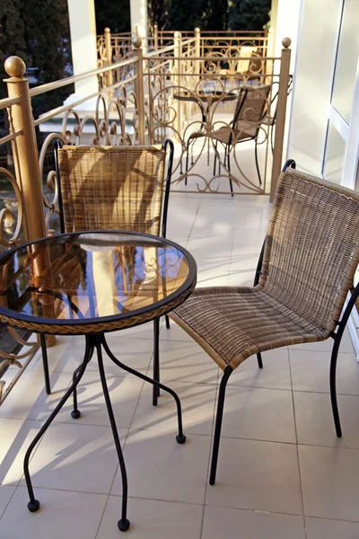 Ijzeren tafel en stoelen op het balkon — Stockfoto