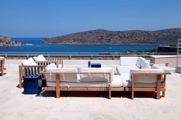 Terras seaview met sofa (Kreta, Griekenland) — Stockfoto