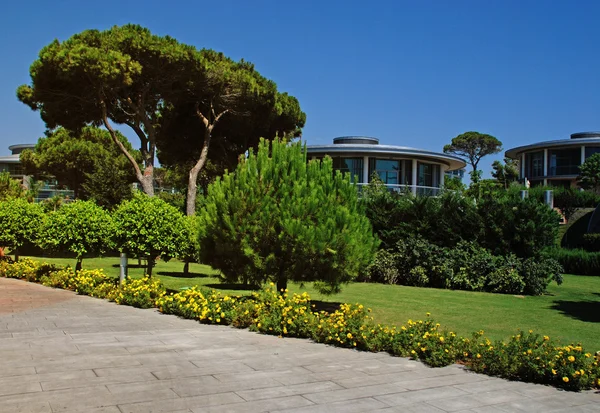 Garten und Ferienvilla — Stockfoto