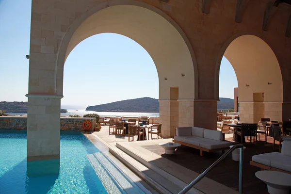 Luxusní resort s krásným výhledem na moře (Řecko) — Stock fotografie