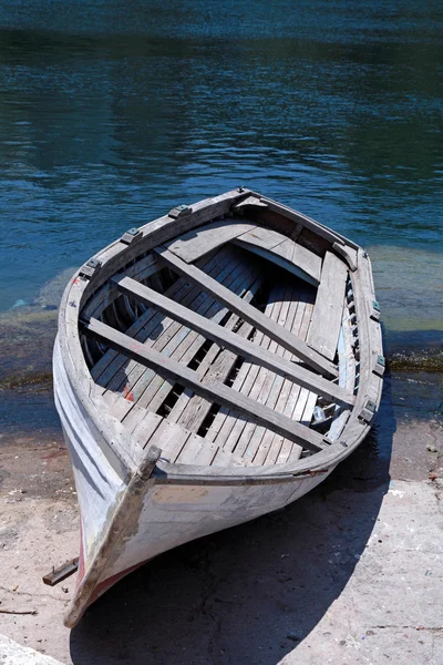 Opuszczony łódź (Grecja) — Zdjęcie stockowe