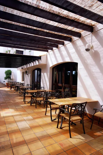 Terraza abierta cafetería en la ciudad mediterránea —  Fotos de Stock