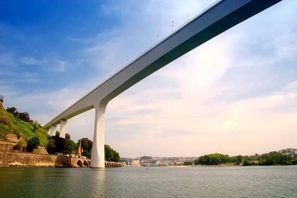 Ponte bianco contemporaneo — Foto Stock