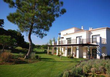 Beyaz lüks villa, çim ve çam