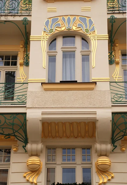 Dekoratif yapı art deco tarzında (Prag, Çek Cumhuriyeti) — Stok fotoğraf