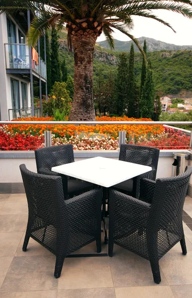 Terrasse de l'hôtel avec table et chaises — Photo