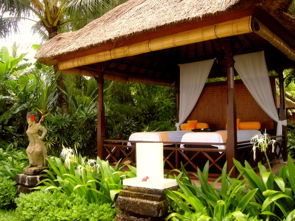 Massage paviljoen in tropische resort (bali, Indonesië) — Stockfoto