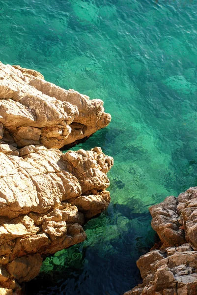 绿松石海和悬崖 — 图库照片