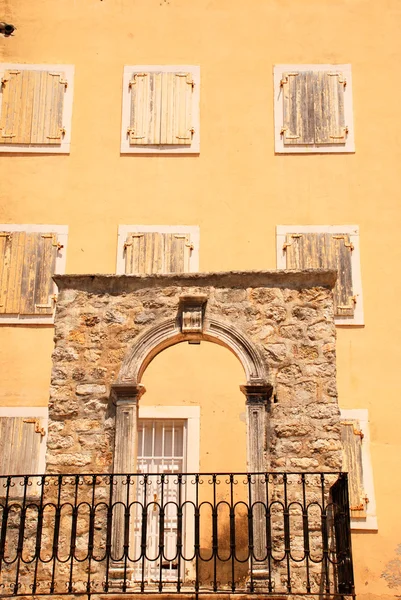 Arco de pedra e janelas — Fotografia de Stock