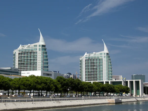 Edificios modernos en la zona de Expo en Lisboa (Portugal) ). — Foto de Stock