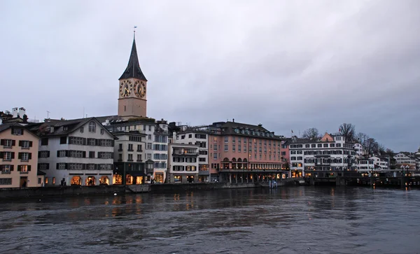 Zürich en de limmat rivier in twilight, Zwitserland — Stockfoto