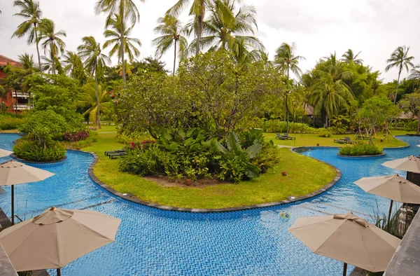 Areál hotelu s bazénem (bali, Indonésie) — Stock fotografie