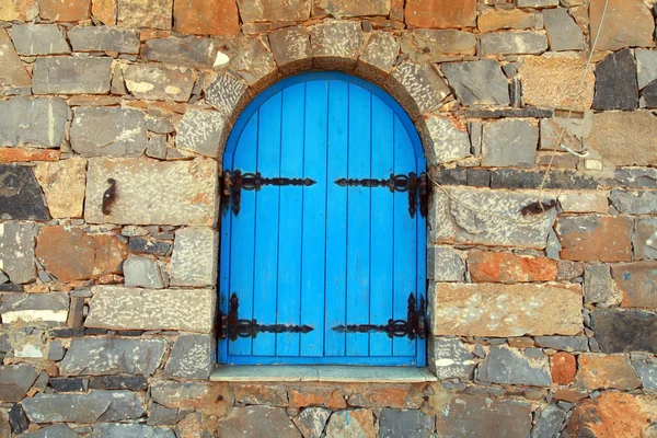 Vintage venster met blauwe nauwe luiken, Kreta, Griekenland. — Stockfoto