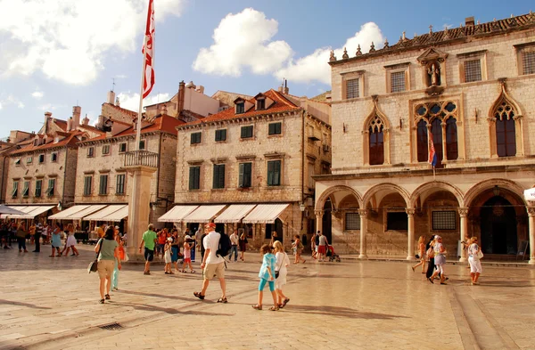 Τουρίστες στην stradun δρόμου στο Ντουμπρόβνικ, Κροατία — Φωτογραφία Αρχείου